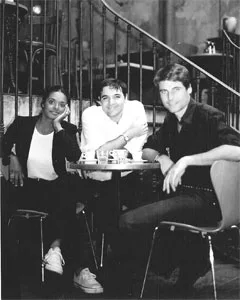 Les trois auteurs attablés dans un café